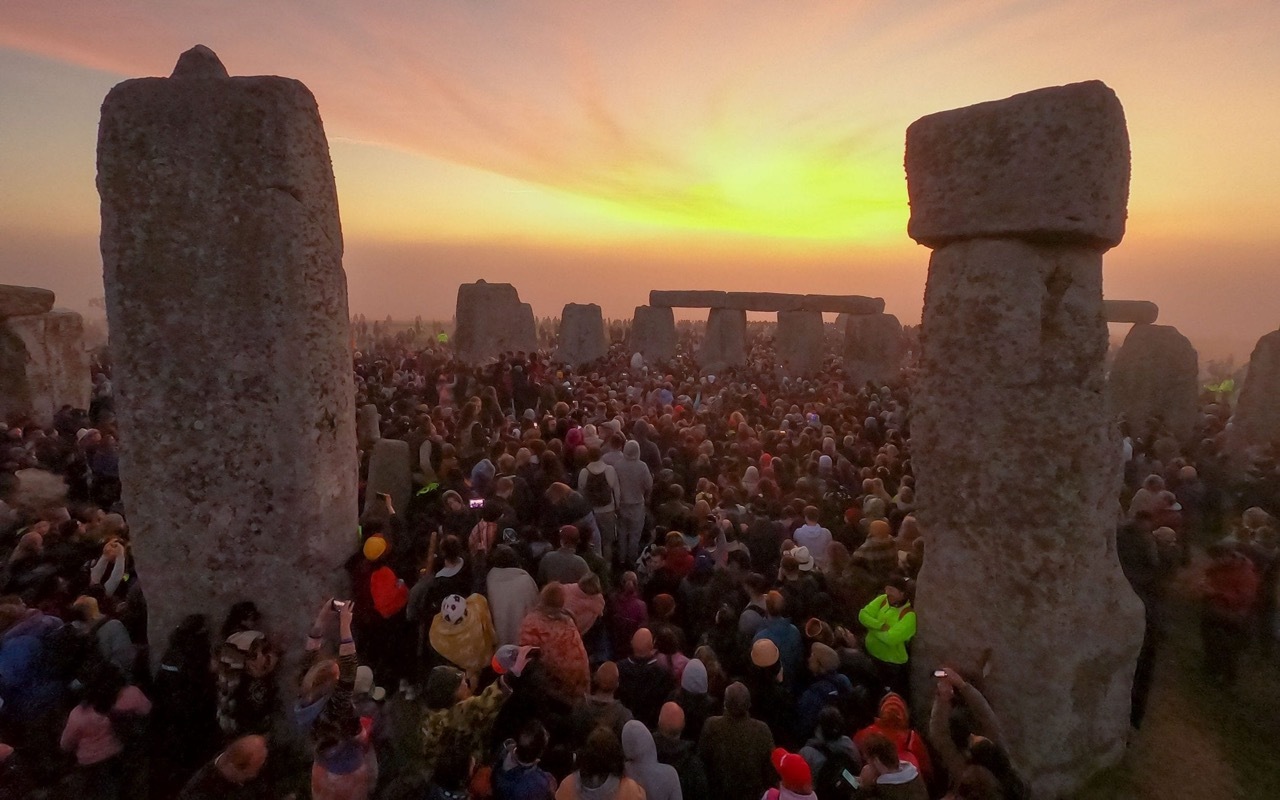 Bookitlist Sunrise Spectacle Thousands Celebrate Summer Solstice At