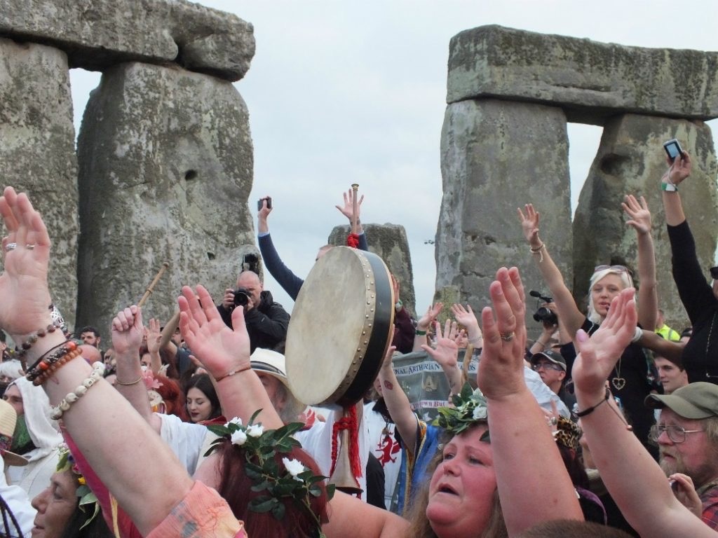 Sunrise Spectacle: Thousands Celebrate Summer Solstice at Stonehenge!